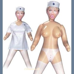 Naomi Night sygeplejerske med p�trykt uniform