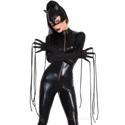 Dragt med sort mask lange �rmer