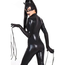 Dragt med sort mask lange �rmer